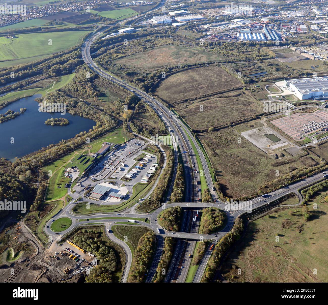Luftaufnahme der Autobahn M1 in der Nähe von Leeds, die sich nach Süden von der Ausfahrt 45 am Skelton Lake Services abschlängelt Stockfoto