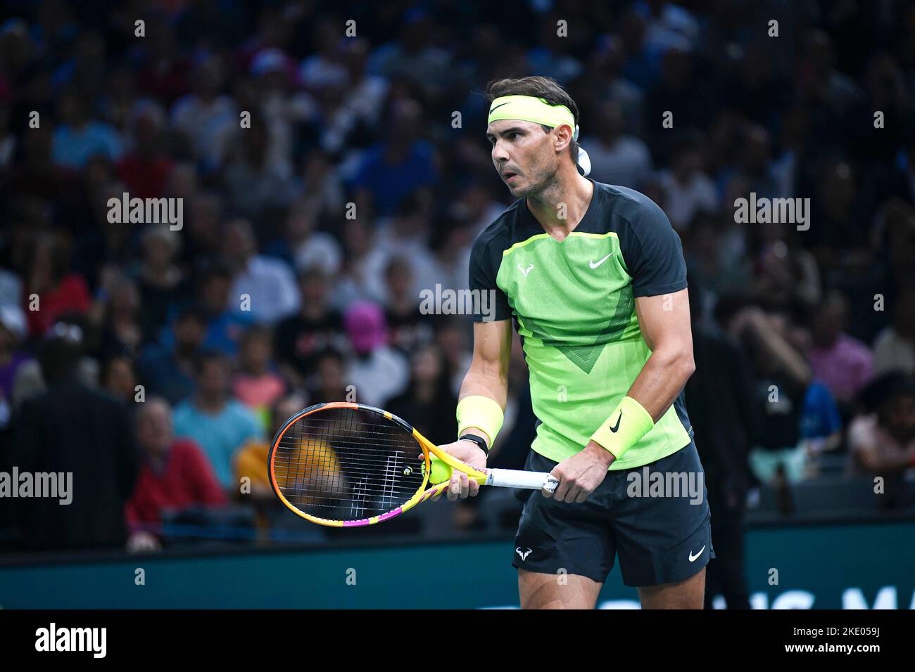 Rafael 'Rafa' Nadal aus Spanien dient (Dienst, Service) während des Rolex Paris Masters, ATP Masters 1000 Tennisturniers, am 2. November 2022 bei Accor Stockfoto