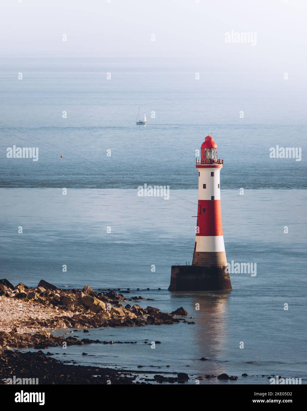 Eine vertikale Aufnahme des Beachy Head Lighthouse, Eastbourne, Vereinigtes Königreich Stockfoto