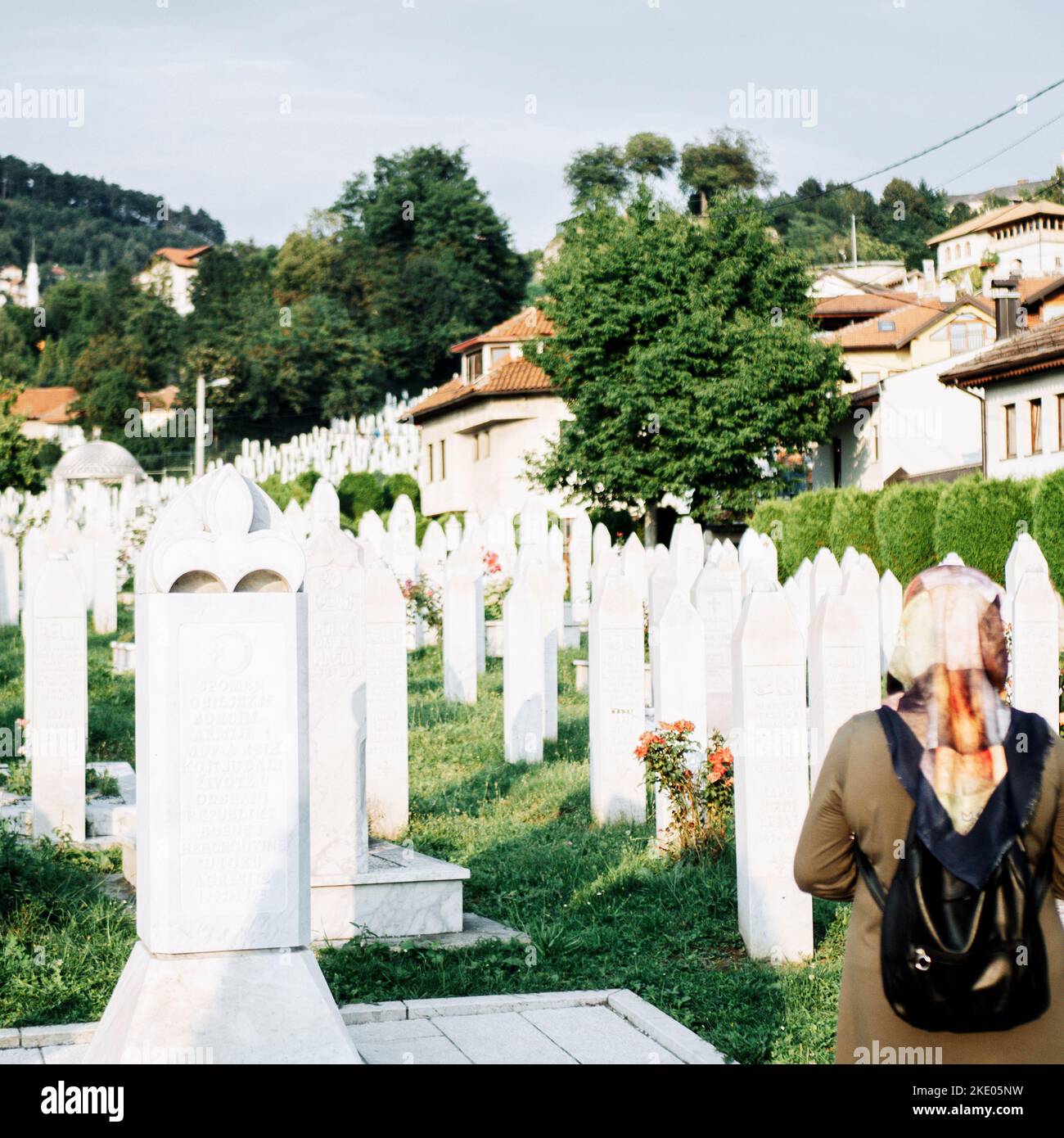 Sarajevo, Bosnien und Herzegowina. 10. August 2018. Einige Leute besuchen den Friedhof der Opfer der Belagerung im Stadtzentrum Stockfoto