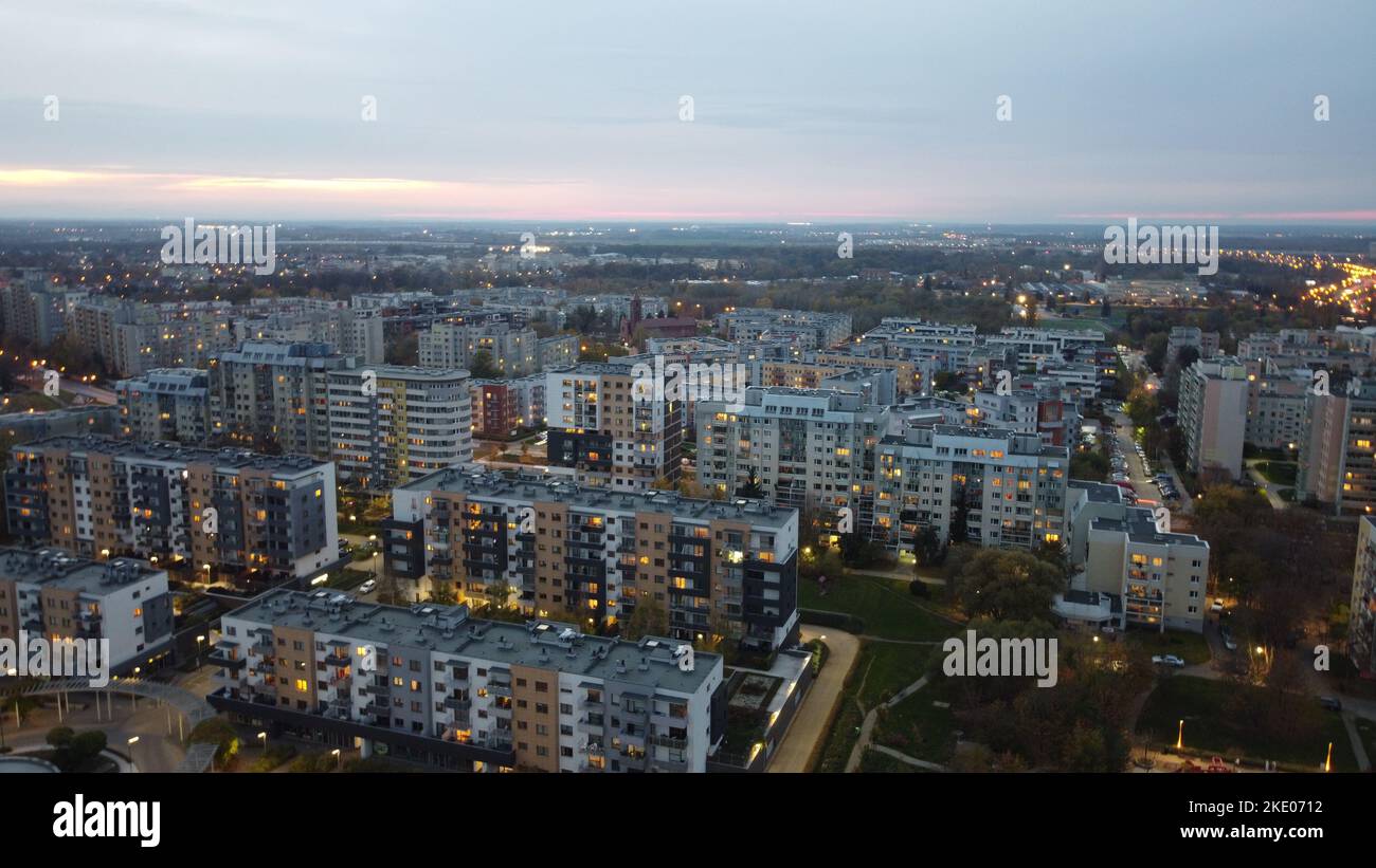 Eine Luftaufnahme eines Stadtpanoramas von Breslau, Polen, während des Sonnenuntergangs, mit eingeschaltetem Straßenlaternen Stockfoto