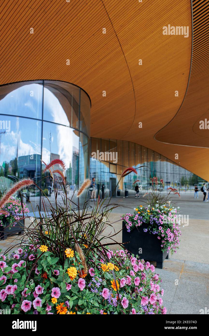 Helsinki, Finnland - 22. August 2022: Helsinki Central Library Oodi mit kreisförmigem Holzdach und Glasfenstern. Lebendiger Treffpunkt mit einer Reihe von Dienstleistungen in modernem Design am Kansalaistori Platz. Stockfoto