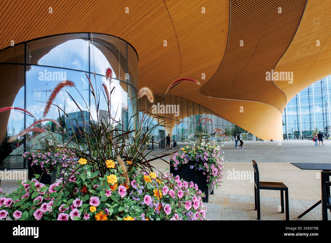 Helsinki, Finnland - 22. August 2022: Helsinki Central Library Oodi mit kreisförmigem Holzdach und Glasfenstern. Lebendiger Treffpunkt mit einer Reihe von Dienstleistungen in modernem Design am Kansalaistori Platz. Stockfoto