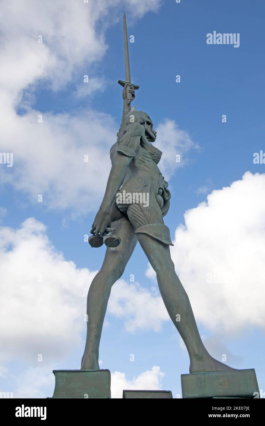 Die 66 Meter lange Skulptur aus Edelstahl und Bronze namens Verity, die vom weltberühmten Künstler Damien Hirst geschaffen wurde, steht am Pier am Eingang der Harbe Stockfoto