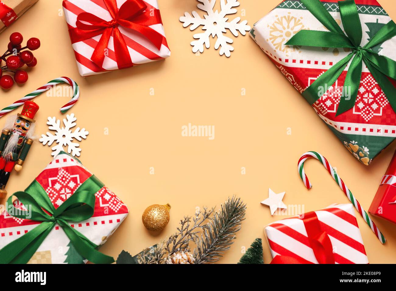 Weihnachten Konzept Hintergrund. Draufsicht auf weihnachtsgeschenke und weihnachtsschmuck mit Platz für Text auf hellem Hintergrund Stockfoto