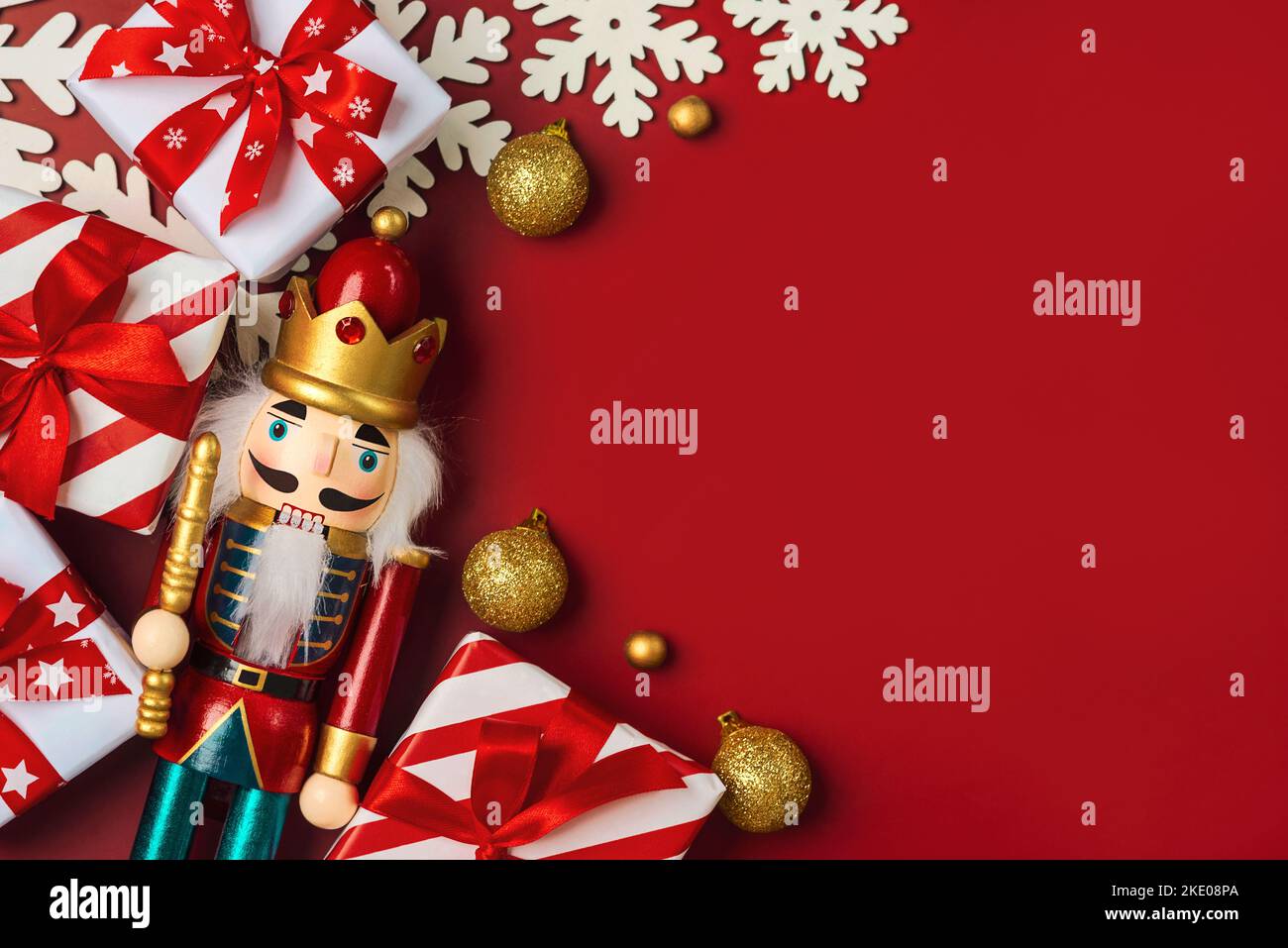 Weihnachten Konzept Hintergrund. Draufsicht auf Weihnachtsornament und weihnachtsbaum-Spielzeug-Solider aus Holz mit Platz für Text auf rotem Hintergrund Stockfoto