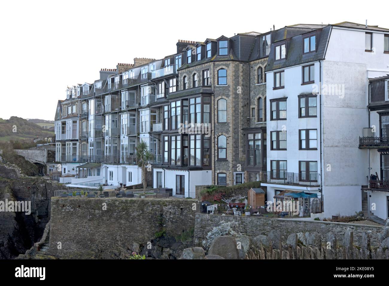 Wohnwohnungen auf Felsen gebaut Aufschlüsse Ilfracombe Stockfoto