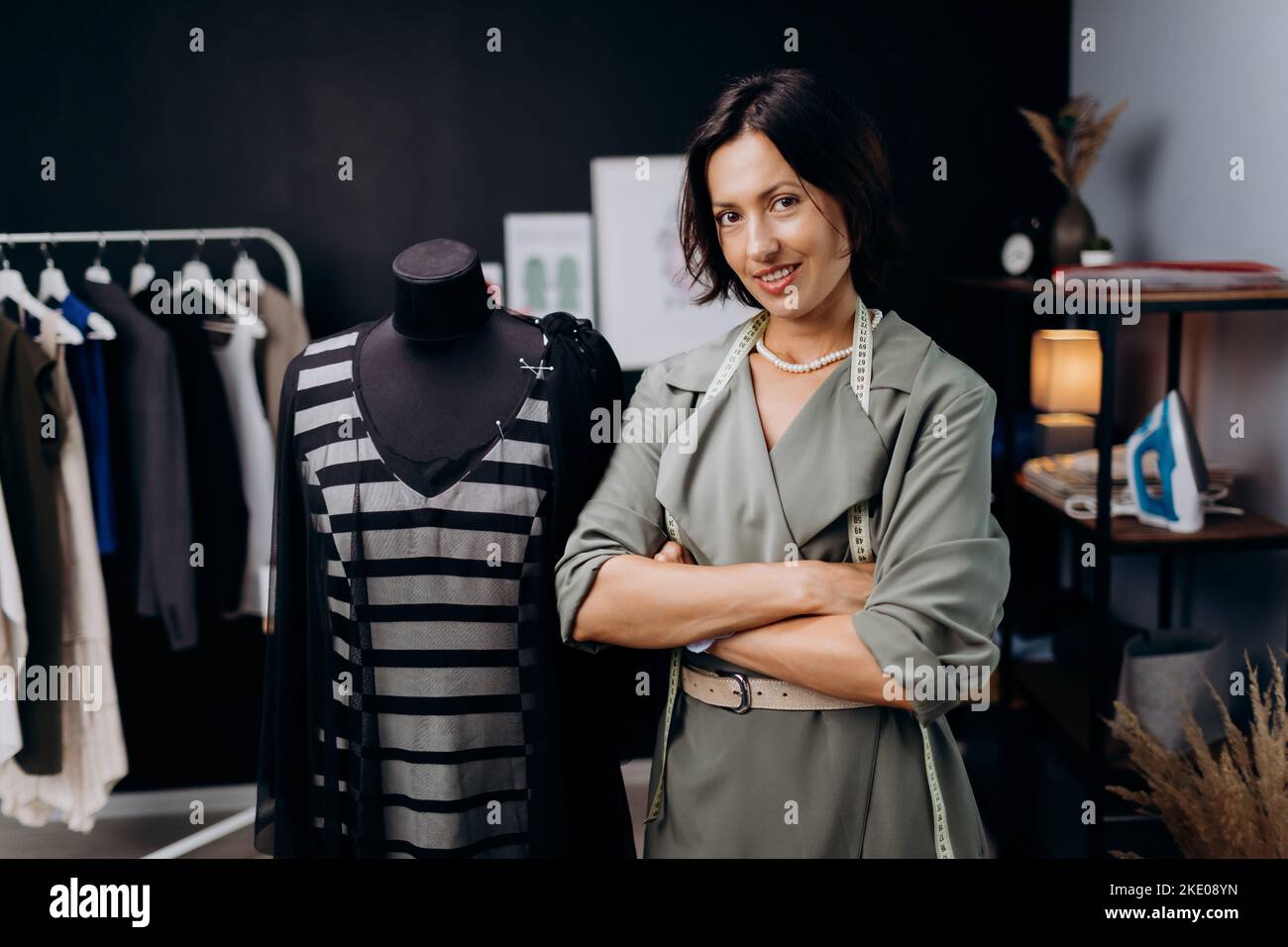 Weibliche Designerin posiert im Ateliteratelist Stockfoto