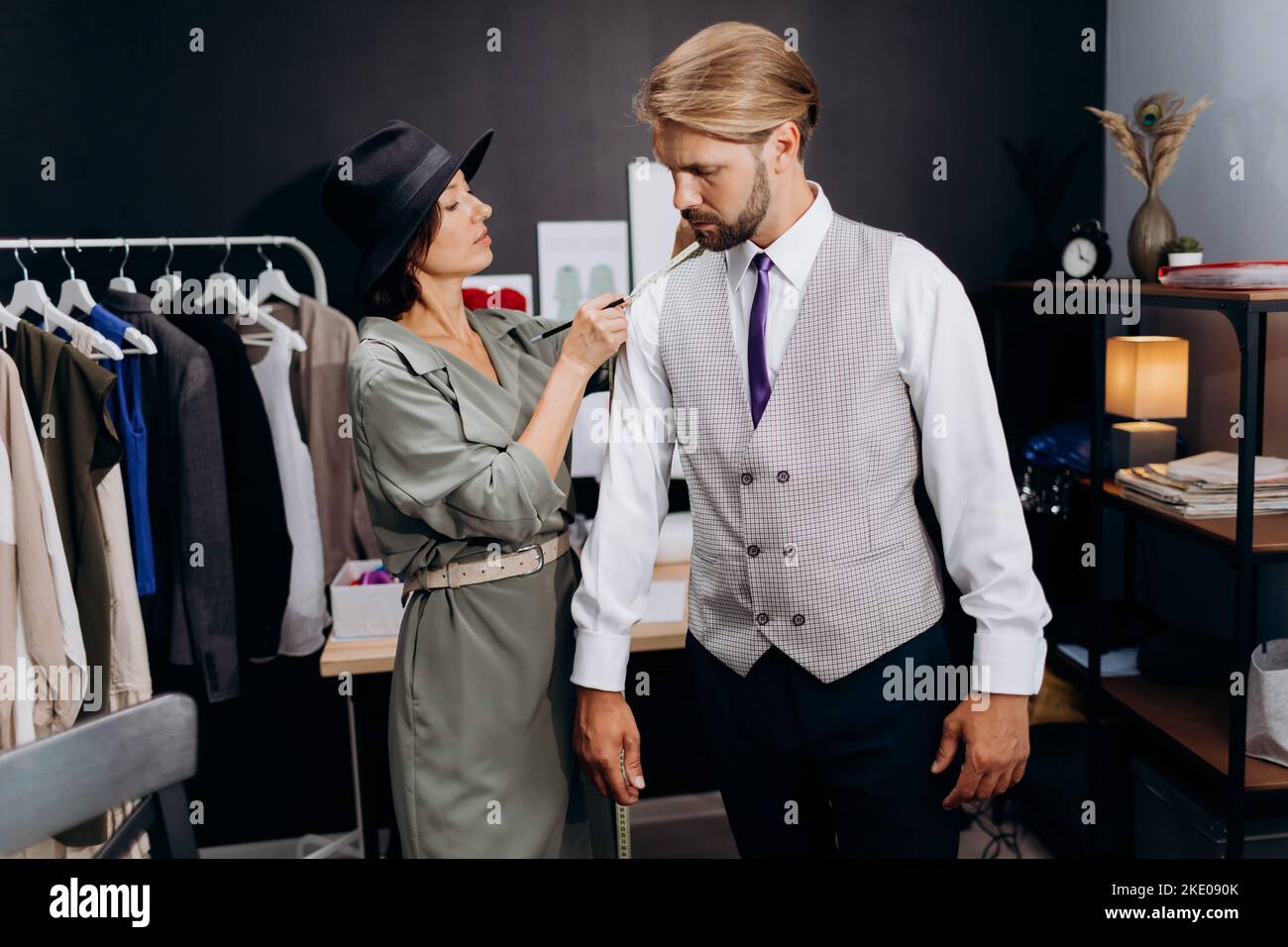 Näherin beim Messen des Kunden Stockfoto