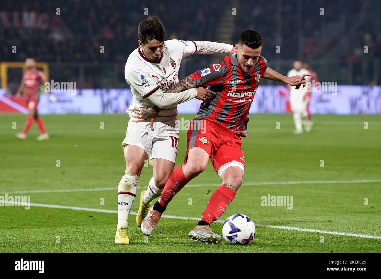 Cremona, Italien. 08. November 2022. Emanuele Valeri aus dem US-Cremonesen konkurriert mit Brahim Diaz vom AC Mailand während des Fußballspiels der Serie A zwischen dem US-Cremonesen und dem AC Mailand um den Ball. Kredit: Nicolò Campo/Alamy Live Nachrichten Stockfoto