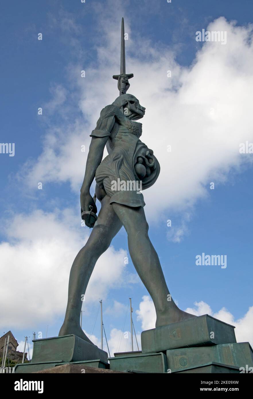 Die 66 Meter lange Skulptur aus Edelstahl und Bronze namens Verity, die vom weltberühmten Künstler Damien Hirst geschaffen wurde, steht am Pier am Eingang der Harbe Stockfoto