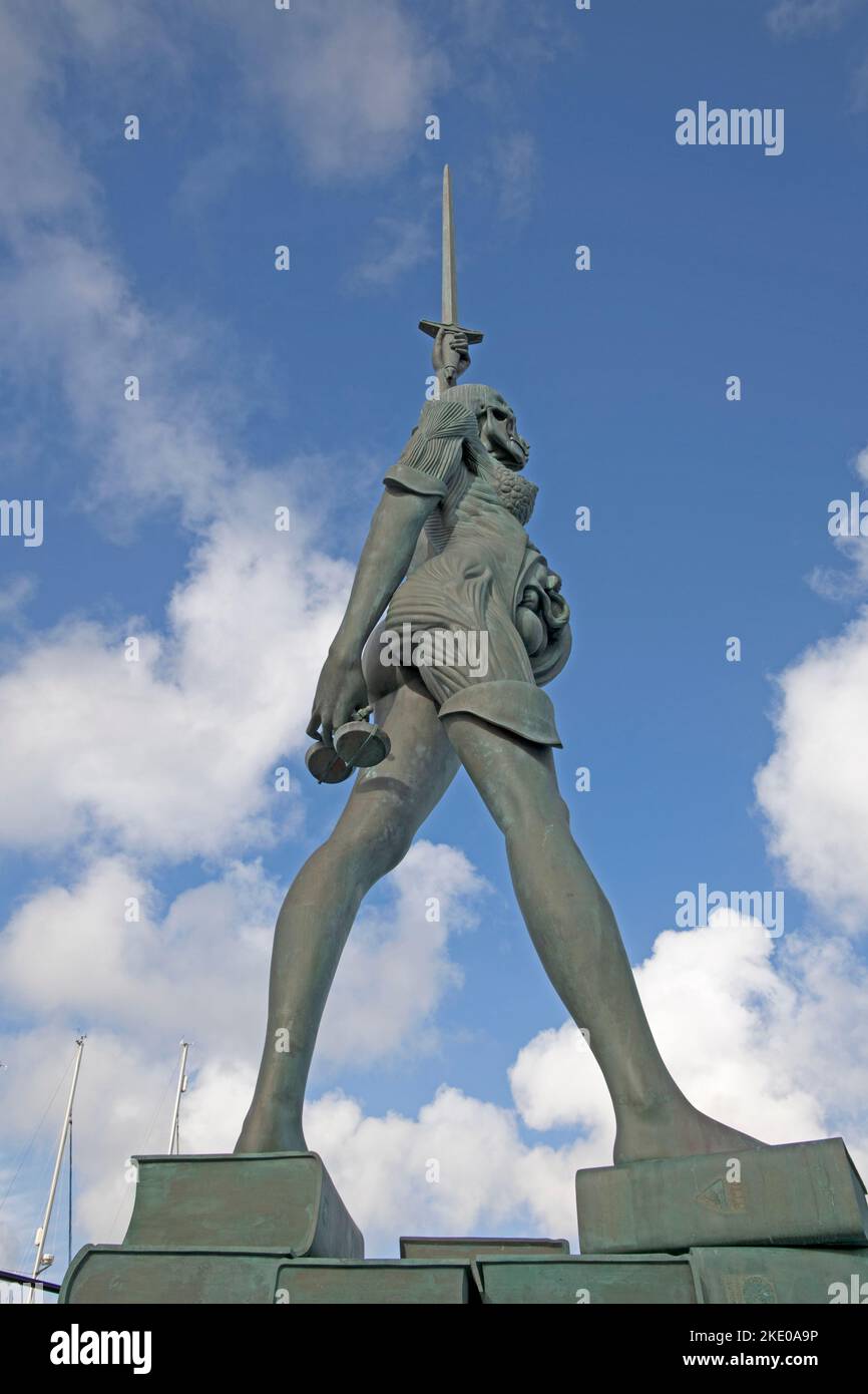 Die 66 Meter lange Skulptur aus Edelstahl und Bronze namens Verity, die vom weltberühmten Künstler Damien Hirst geschaffen wurde, steht am Pier am Eingang der Harbe Stockfoto