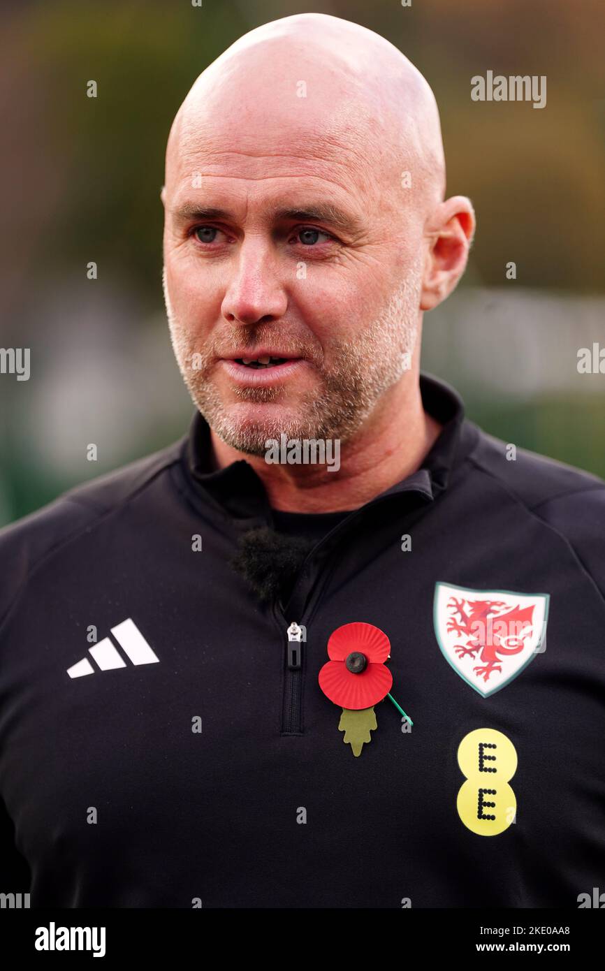 Rob Page, Manager von Wales, an der Penyrenglyn Primary School während des Rhondda Primary Schools Football Festivals und der offiziellen Eröffnung von 3G Fußballpitch im Rahmen des Wales World Cup Squad Announcement Media Day in Tylorstown im Rhondda Valley, Wales. Bilddatum: Mittwoch, 9. November 2022. Stockfoto