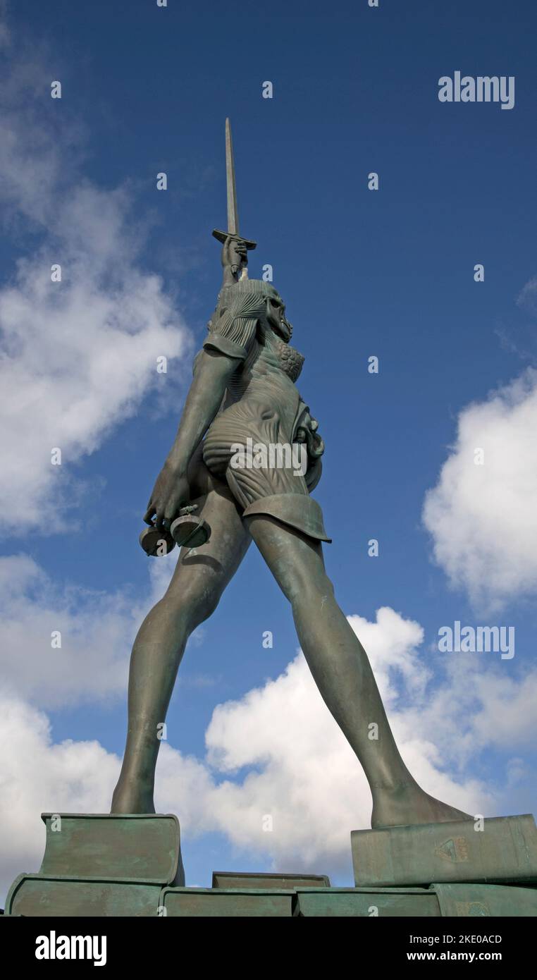 Die 66 Meter lange Skulptur aus Edelstahl und Bronze namens Verity, die vom weltberühmten Künstler Damien Hirst geschaffen wurde, steht am Pier am Eingang der Harbe Stockfoto