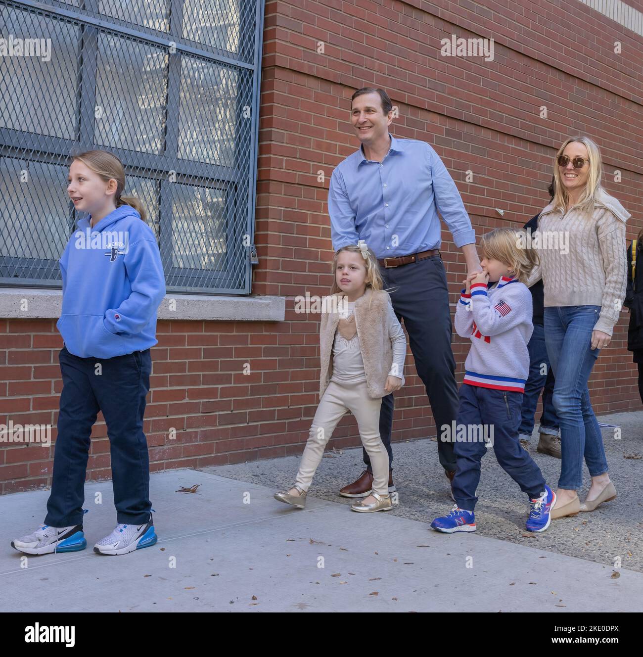 NEW YORK, N.Y. – 8. November 2022: Der Kongresskandidat Dan Goldman wartet darauf, mit seiner Frau Corinne Levy und ihren Kindern abzustimmen. Stockfoto