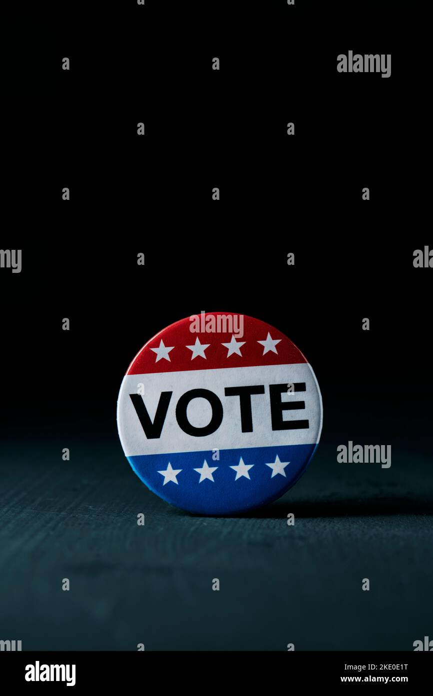 Nahaufnahme eines Ausweises für die US-Wahl, in dem der Text der Abstimmung steht, auf einer dunkelgrauen Oberfläche, mit etwas Leerzeichen oben Stockfoto