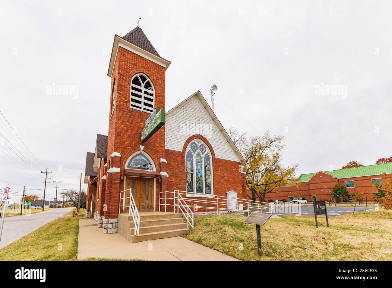 Die trübe Herbstlandschaft der Washington Ave, Baptist Church of Drury University in Missouri Stockfoto