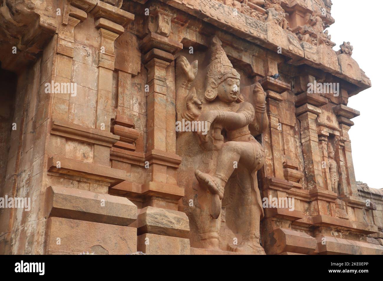 Thanjavur, Tamil Nadu, Indien - 31. Oktober 2022: Eine Steinmauer mit einer Schnitzerei hinduistischer Gottheiten im alten Tempel von Tanjore. Stockfoto