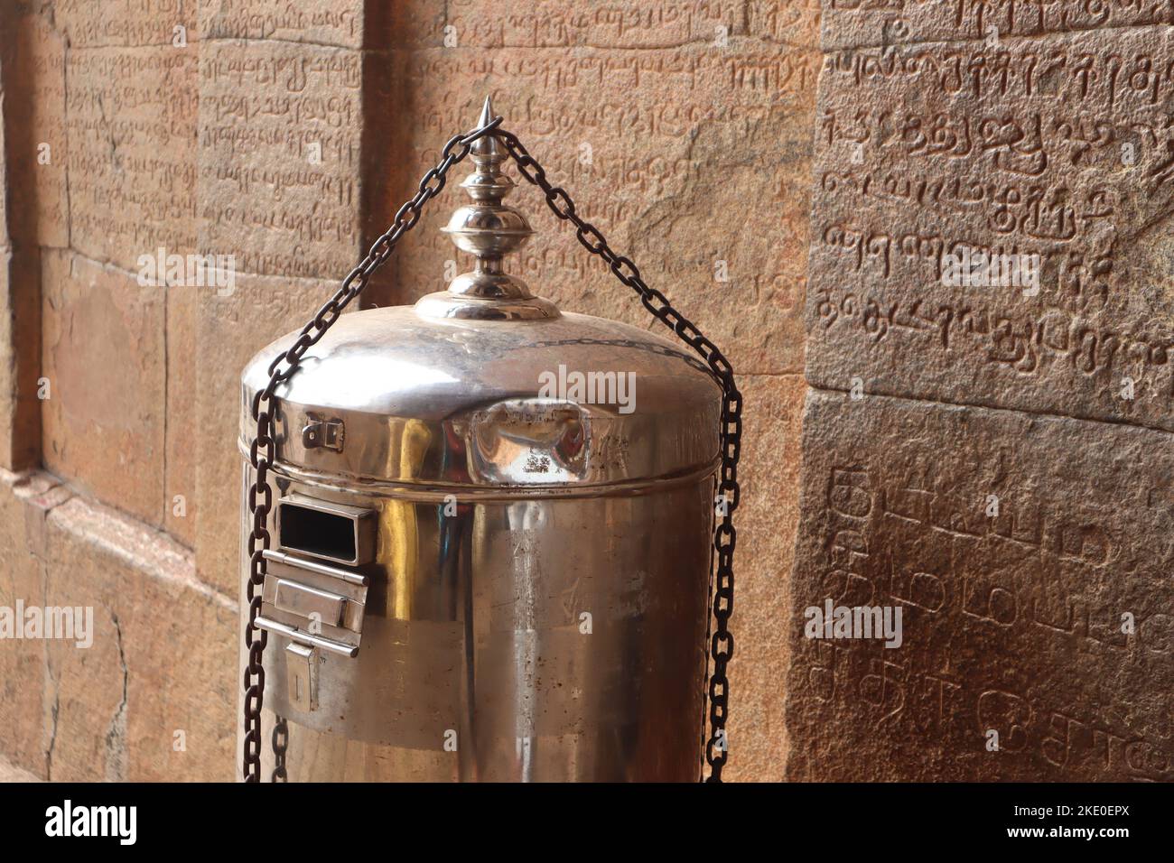 Eine Opferschale wird im Tanjore-Brihadeeswarar-Tempel aufbewahrt. Stockfoto