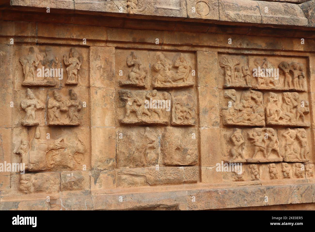 Thanjavur, Tamil Nadu, Indien - 31. Oktober 2022: Eine Steinmauer mit einer Schnitzerei hinduistischer Gottheiten im alten Tempel von Tanjore. Stockfoto