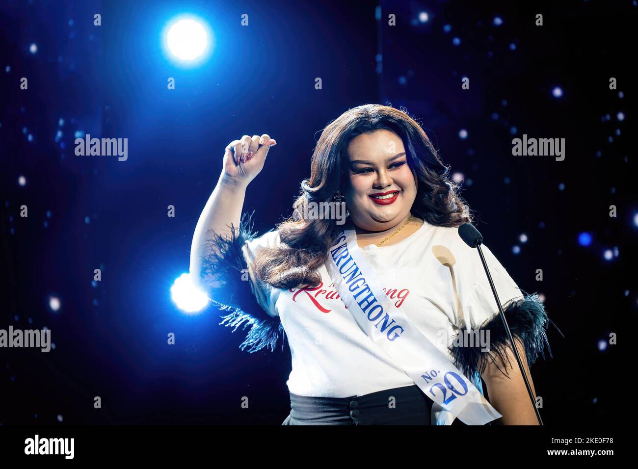 Bangkok, Thailand. 09.. November 2022. Ein Teilnehmer in Miss Plus Size Thailand stellt sich während des Festades auf der Bühne vor. Plus-Size-Frauen, nicht-binäre und Transgender-Teilnehmer konkurrieren im Aksra Theater in Miss Plus Size Thailand, auch bekannt als Miss Krungthong 2022. Kredit: SOPA Images Limited/Alamy Live Nachrichten Stockfoto