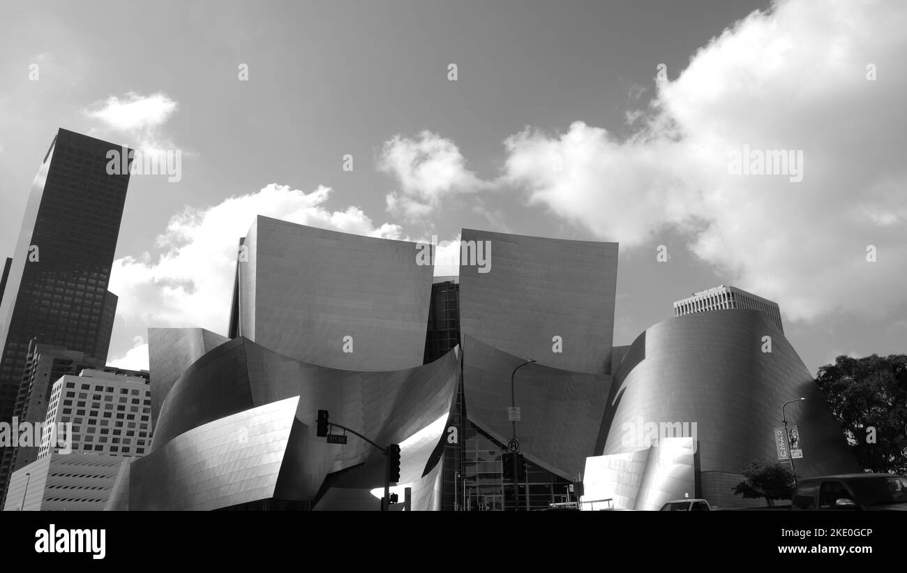 Eine Graustufenaufnahme der Außenseite der Walt Disney Concert Hall in Los Angeles, Kalifornien Stockfoto