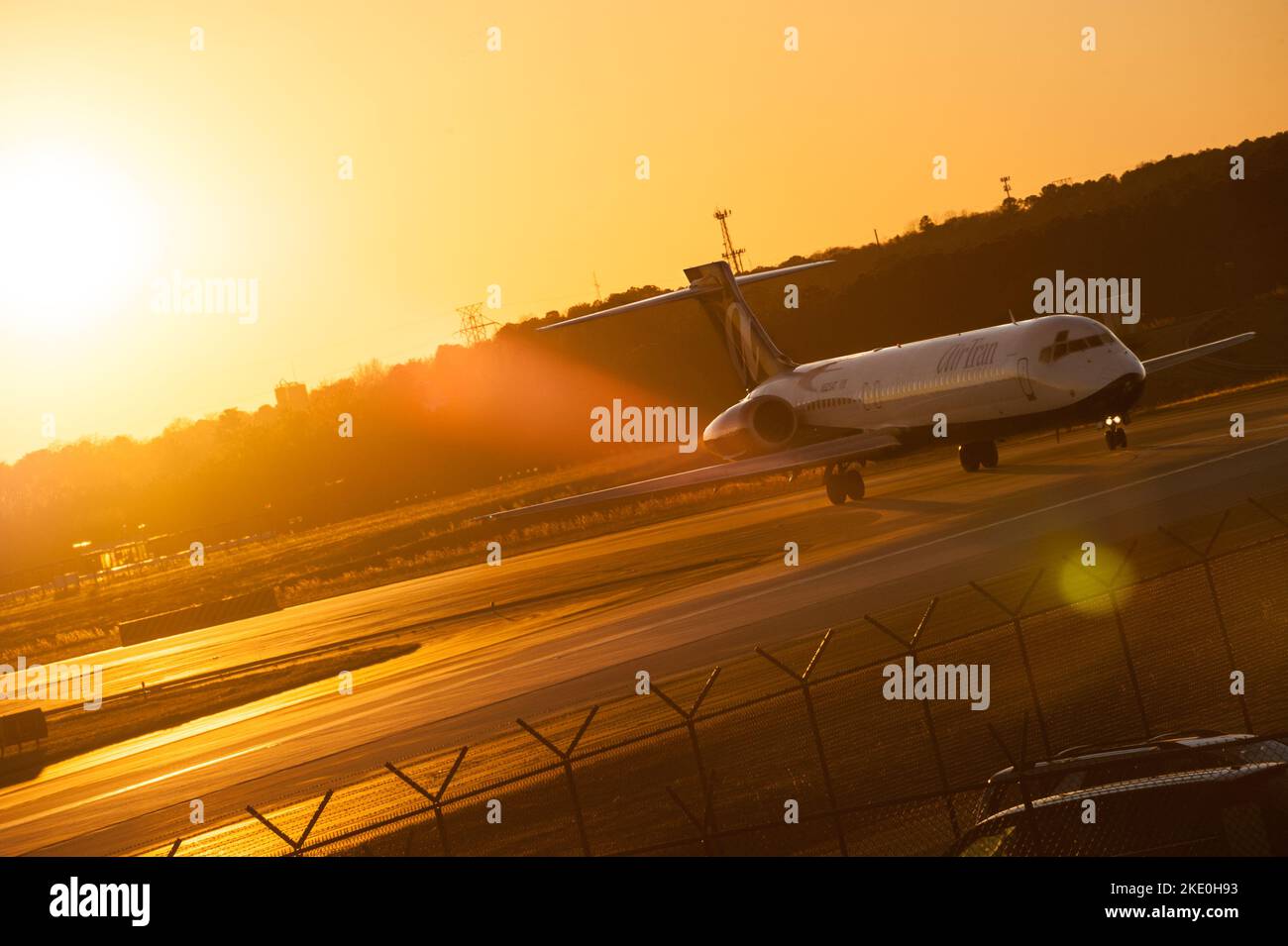 Passagierjet bei Sonnenuntergang auf der Start- und Landebahn am Hartsfield-Jackson Atlanta International Airport in Atlanta, Georgia. (USA) Stockfoto