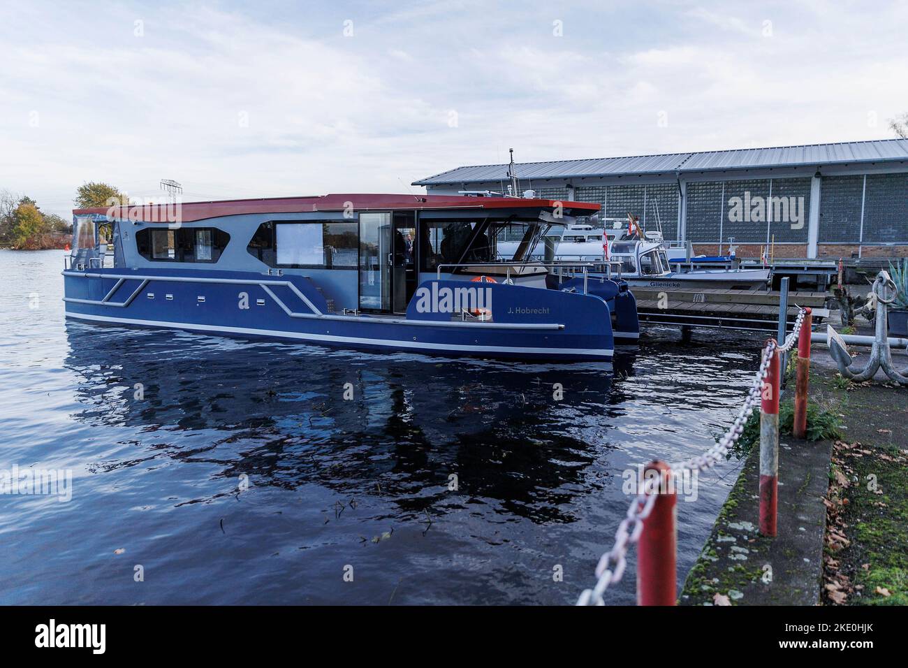 Berlin, Deutschland. 09.. November 2022. Das Serviceboot 'James Hobrecht' mit modernster Batterie-, Schiff- und Messtechnik nach der Taufe. Das Schiff ersetzt ein altes, dieselbetriebenes Arbeitsboot und wird künftig auf Berliner Gewässern für Wasserprobennahmen und Messfahrten eingesetzt. Quelle: Carsten Koall/dpa/Alamy Live News Stockfoto