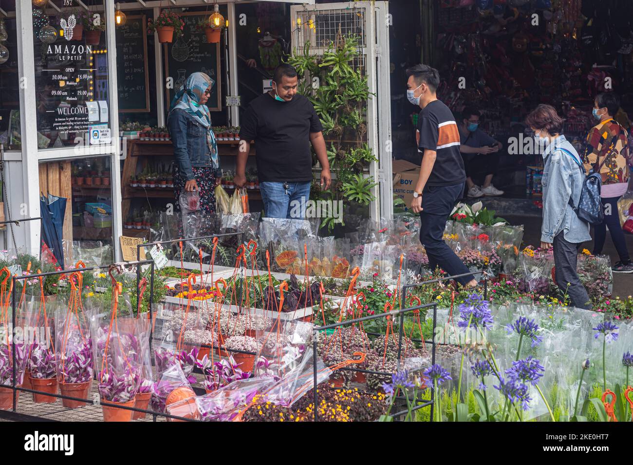 Blumen zum Verkauf im Blumenladen mit Menschen in Cameron Highlands, Malaysia. Stockfoto
