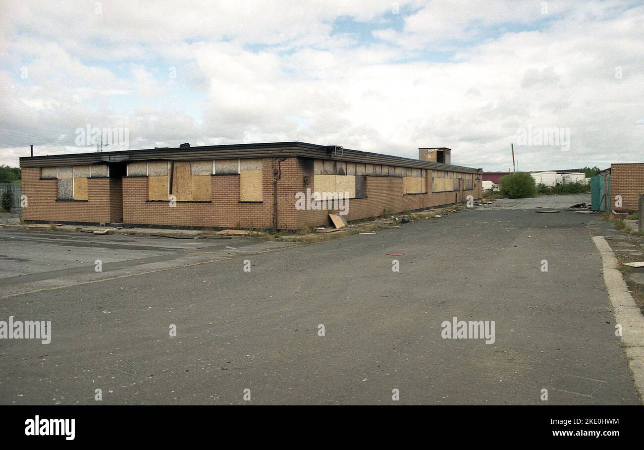 1998, stillgelegte Gaswerke von British Gas (BG PLC), Bild zeigt ein verlassene eingeschossige Gebäude, auf einem ehemaligen Gaswerk, South Shields, Tyne & Wear, England, Großbritannien. Stockfoto