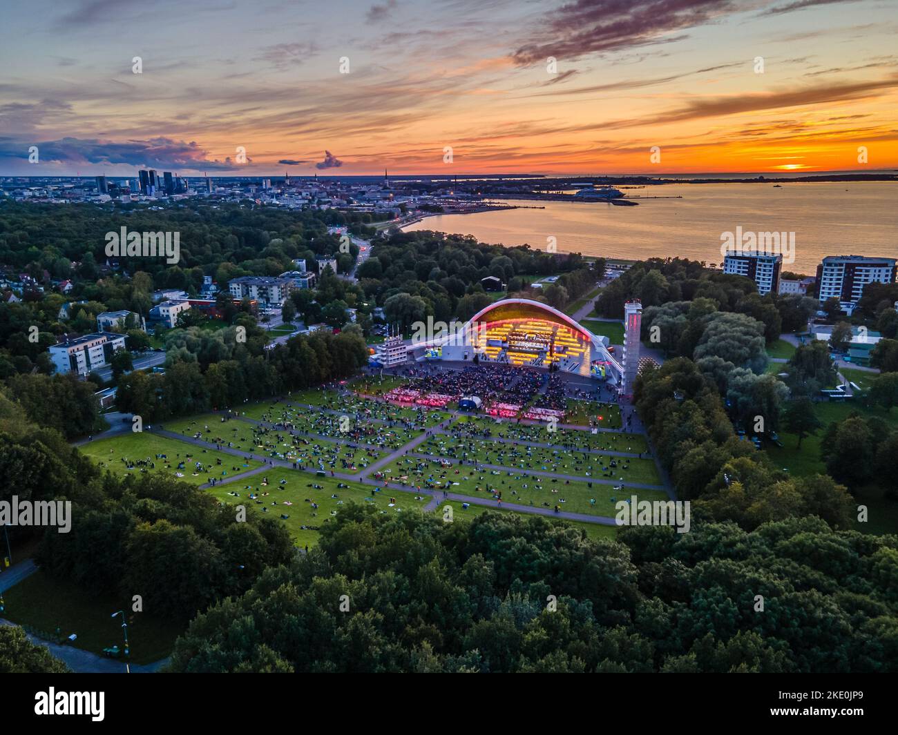 Eine Luftaufnahme des Liedfestivals in Tallinn mit dem Sonnenuntergang im Hintergrund, Estland Stockfoto