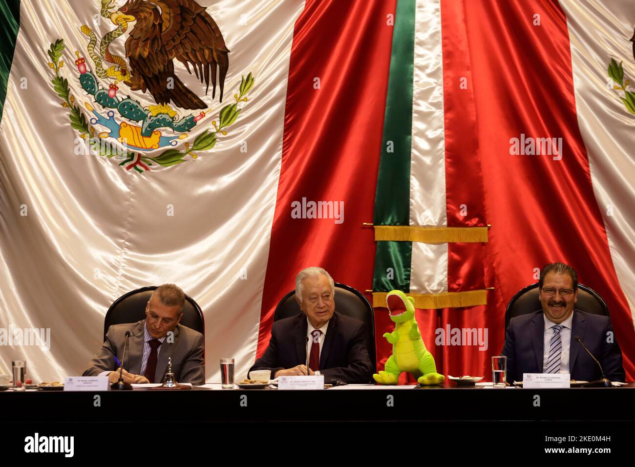 Nicht exklusiv: 8. November 2022, Mexiko-Stadt, Mexiko: Der Direktor der Federal Electricity Commission, Manuel Bartlett Díaz, begleitet von Manuel Stockfoto