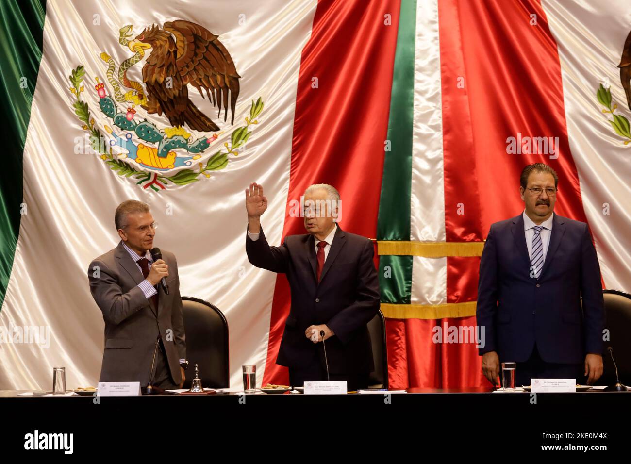 Nicht exklusiv: 8. November 2022, Mexiko-Stadt, Mexiko: Der Direktor der Federal Electricity Commission, Manuel Bartlett Díaz, begleitet von Manuel Stockfoto