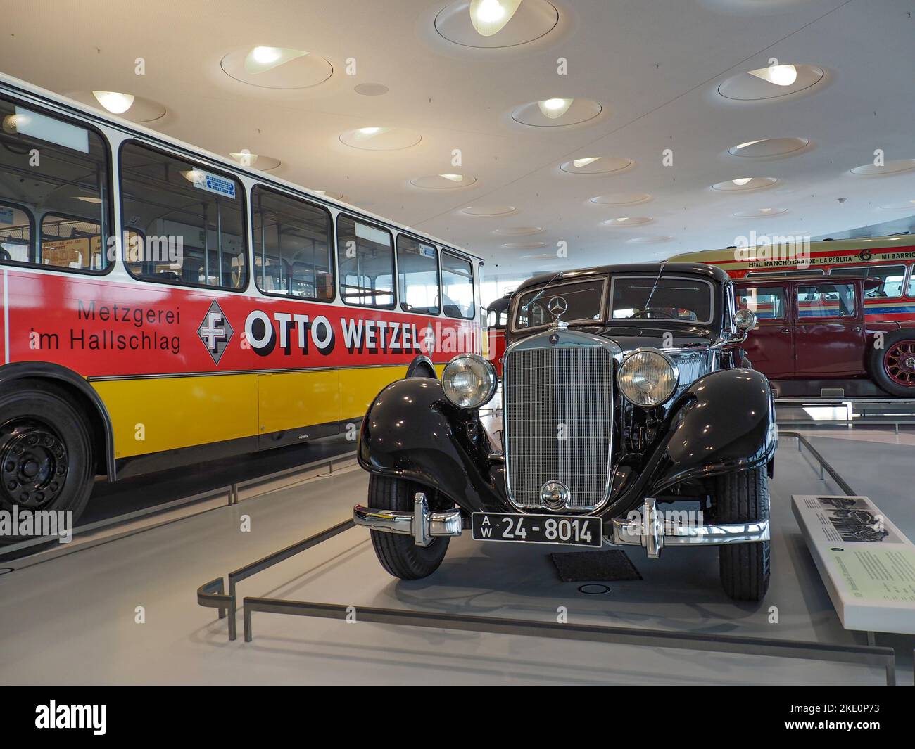 1939 Mercedes-Benz 320 Stromlinien-Limousine im Mercedes-Benz Museum. Stockfoto