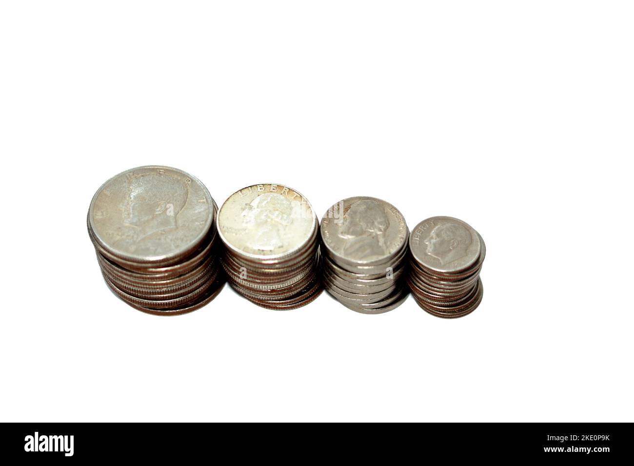 Stapel alter amerikanischer Münzen von einem halben Dollar John F. Kennedy fünfzig 50 Cent, George Washington Viertel 25 fünfundzwanzig Cent, Franklin D. Roosevelt d Stockfoto