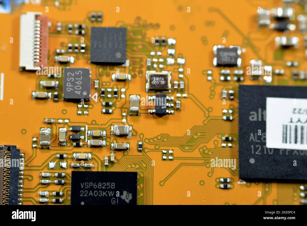 Kairo, Ägypten, November 4 2022: Die inneren Komponenten einer kompakten digitalen Foto- und Videokamera mit elektronischem Chip-Board, optisch len Stockfoto