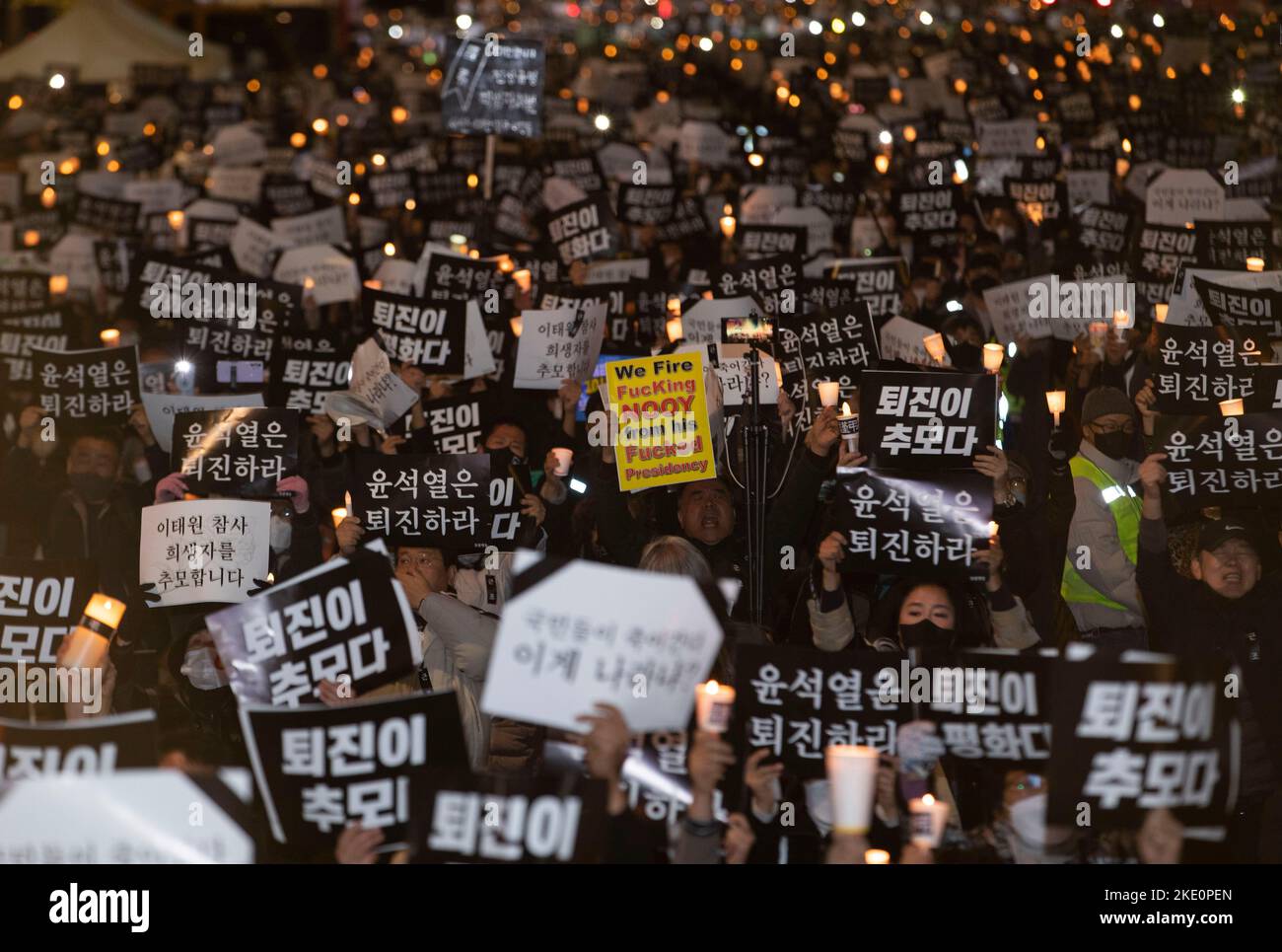 Seoul, Südkorea. 5.. November 2022. Südkoreanische Bürger halten während des Halloween-Festivals in Seoul, Südkorea, am 5. November 2022 eine Candlelight-Hommage an die Opfer der Katastrophe von Itaewon. (Foto von Lee Young-ho/Sipa USA) Quelle: SIPA USA/Alamy Live News Stockfoto