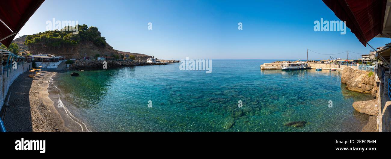 Panoramablick auf das schöne Dorf Chora Sfakion, Chania, Kreta, Griechenland. Kleines Fischerdorf mit Booten und Strand in Griechenland. Stockfoto