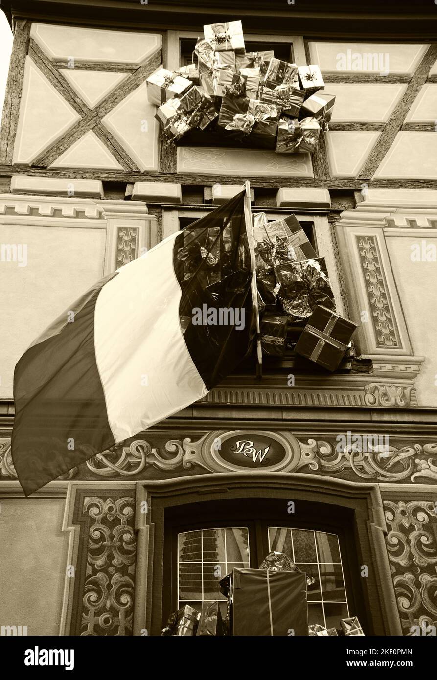 SELESTAT, FRANKREICH - 20. DEZEMBER 2015: Weihnachtsdekoration mit französischer Flagge in Selestat. Elsass. Sepia historisches Foto Stockfoto