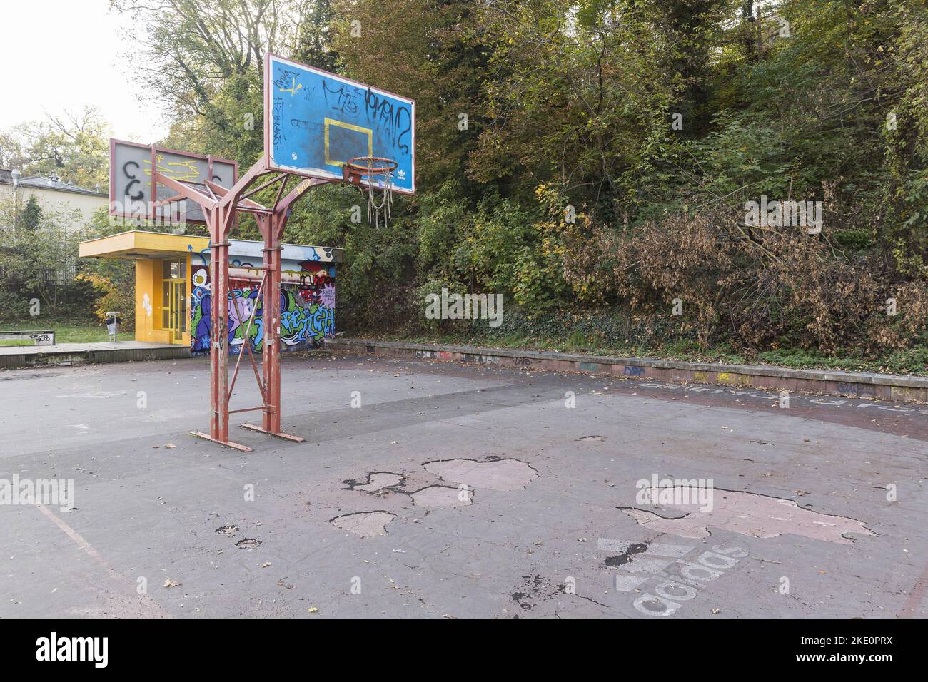 Verlassene Basketballspielplatz Stockfoto