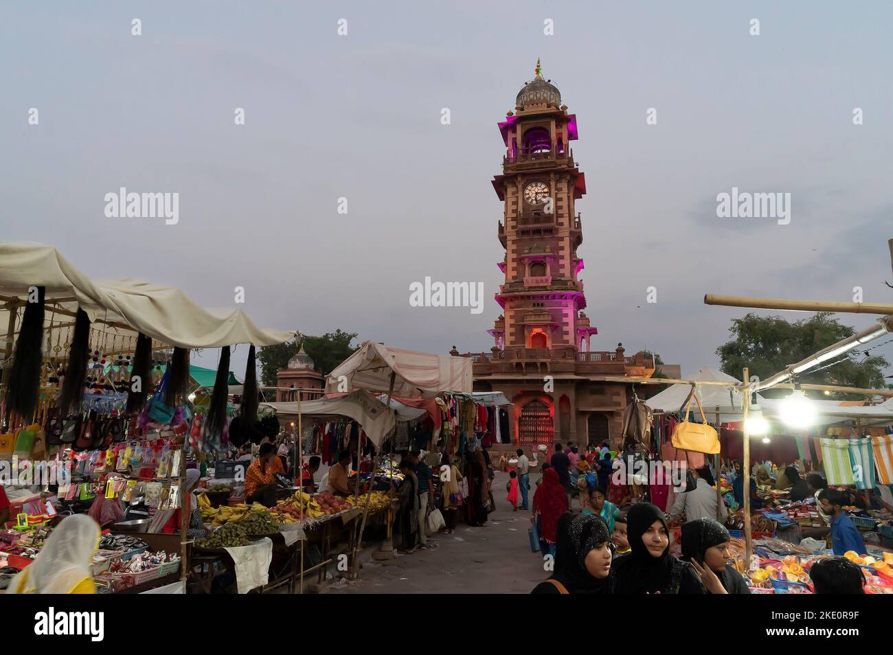 Jodhpur, Rajasthan, Indien - 20.10.2019 : Rajasthani Käufer und Verkäufer auf berühmten Sardar Markt und Ghanta ghar Uhrenturm in Jodhpur, Rajasthan. Stockfoto