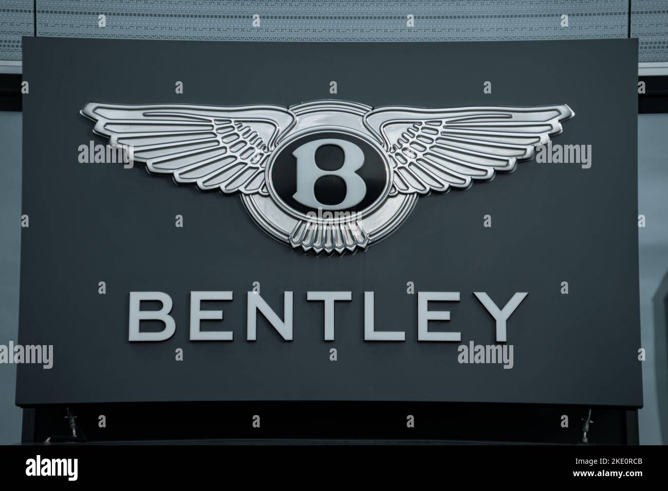 Bentley-Schild und -Logo am 09. November 2022 in Vilnius, Litauen. Bentley Motors Limited ist britischer Designer, Hersteller und Stockfoto