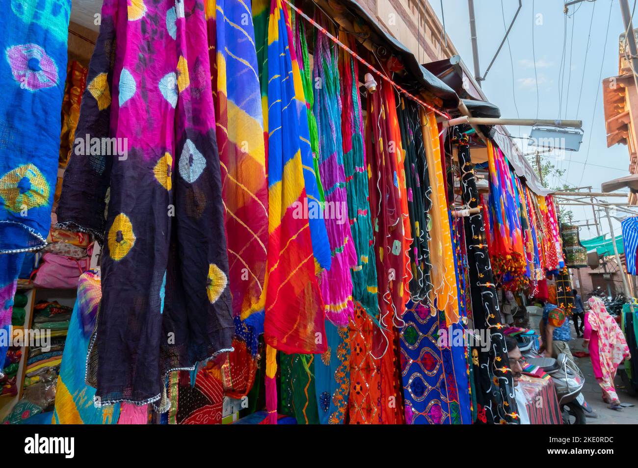 Jodhpur, Rajasthan, Indien - 20.10.2019 : Rajasthani Frauenkleidung hängen zum Verkauf , wird in einem Geschäft auf dem berühmten Sardar Markt angezeigt. Stockfoto