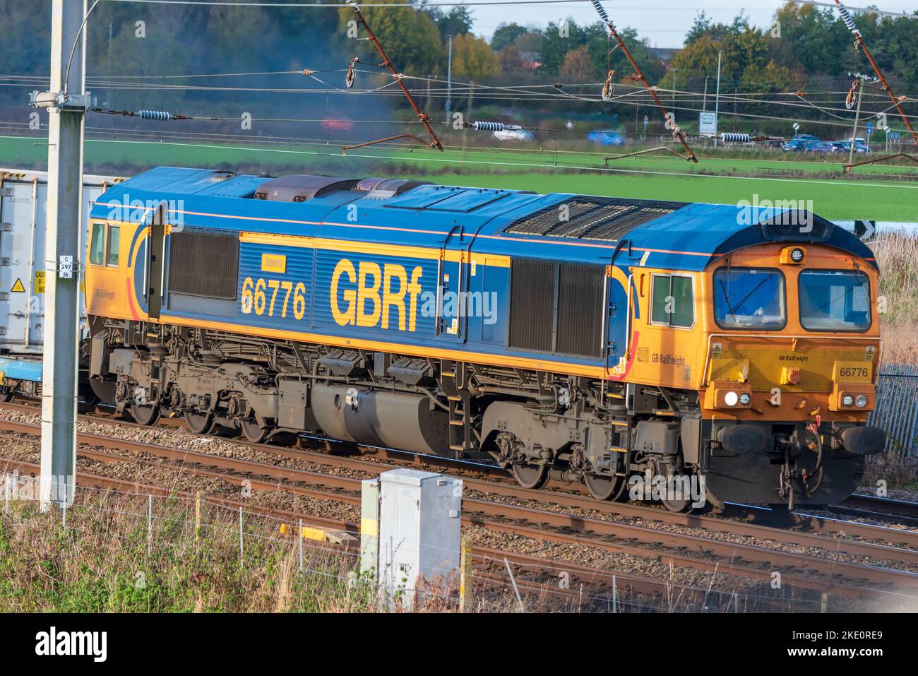 Die Diesel-Elektroschreck-Lokomotive der Baureihe 66 heißt Joanee von GBRF, die Fracht in Winwick schleppt. Stockfoto