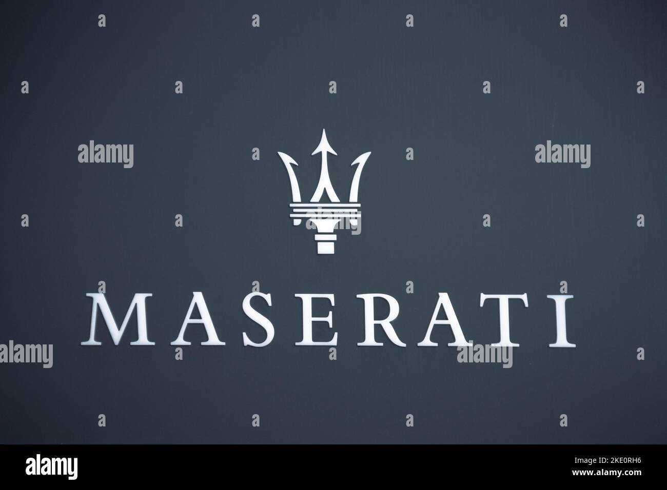 Am 09. November 2022 in Vilnius, Litauen, Schild und Logo von Maserati auf dem Autosalon. Maserati, in vollem Umfang Maserati Spa, italienischer Automobilhersteller Stockfoto