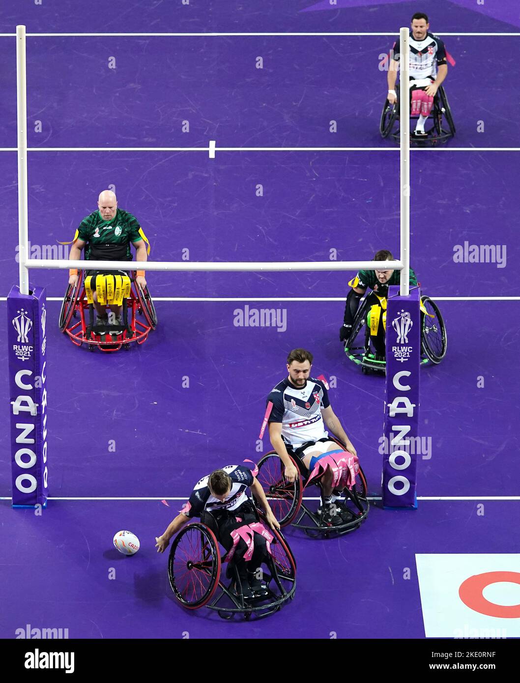 Der Engländer Jack Brown versucht es während des Wheelchair Rugby League World Cup-Spiels Der Gruppe A in der Copper Box Arena in London. Bilddatum: Mittwoch, 9. November 2022. Stockfoto