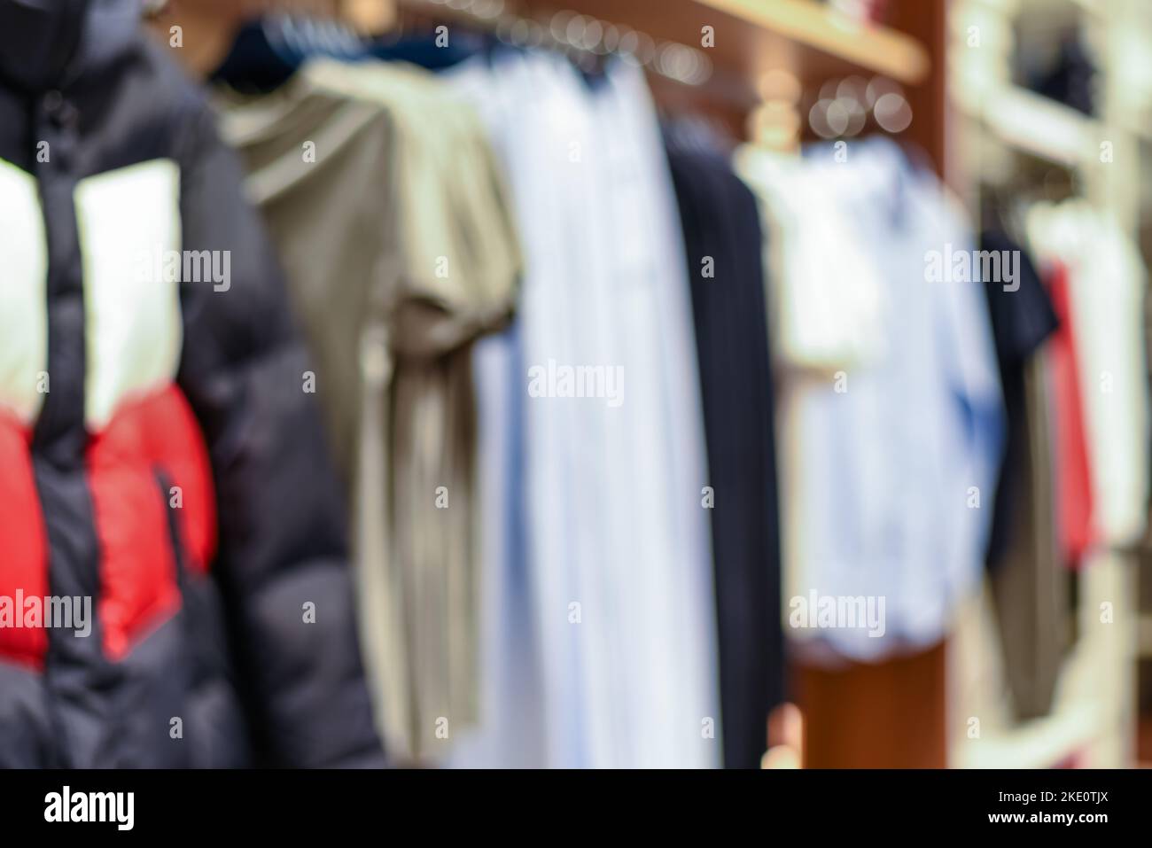 Blur of Fashion Kleidung Shop Interieur im Einkaufszentrum. kleiderschrank Stockfoto