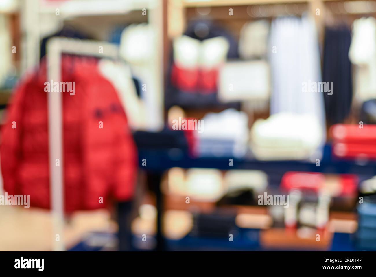 Blur of Fashion Kleidung Shop Interieur im Einkaufszentrum. kleiderschrank Stockfoto