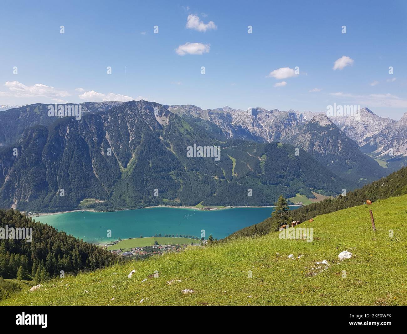 Ein malerischer Blick auf den Achensee und die Brandenberger Alpen in Jenbach, Tirol, Österreich Stockfoto