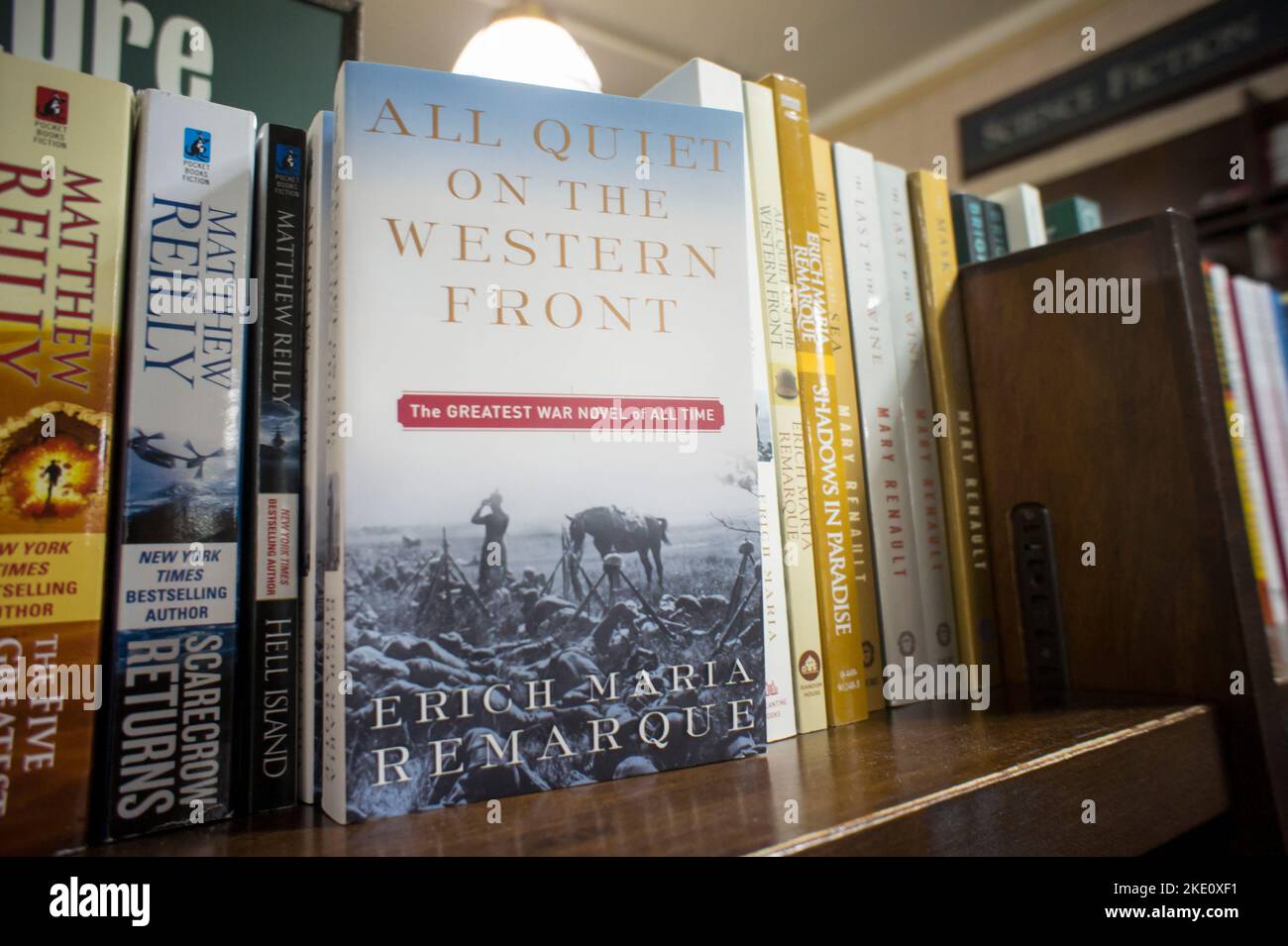 „All Quiet on the Western Front“ von Erich Maria Remarque ist am Mittwoch, den 15. Januar 2014, in einem Bücherregal in New York zu sehen. Das Buch, das als der größte Antikriegsroman aller Zeiten gilt, wird in diesem Jahr sowie weitere WW1 Bücher zum 100.. Jahrestag des Ersten Weltkriegs, dem Krieg zur Beendigung aller Kriege, neu aufgelegt. Der Krieg begann am 18. Juli 1914 und der Waffenstillstand für den Krieg trat 11. 1918 am 11.. Tag des 11.. Monats in Kraft. (© Richard B. Levine) Stockfoto